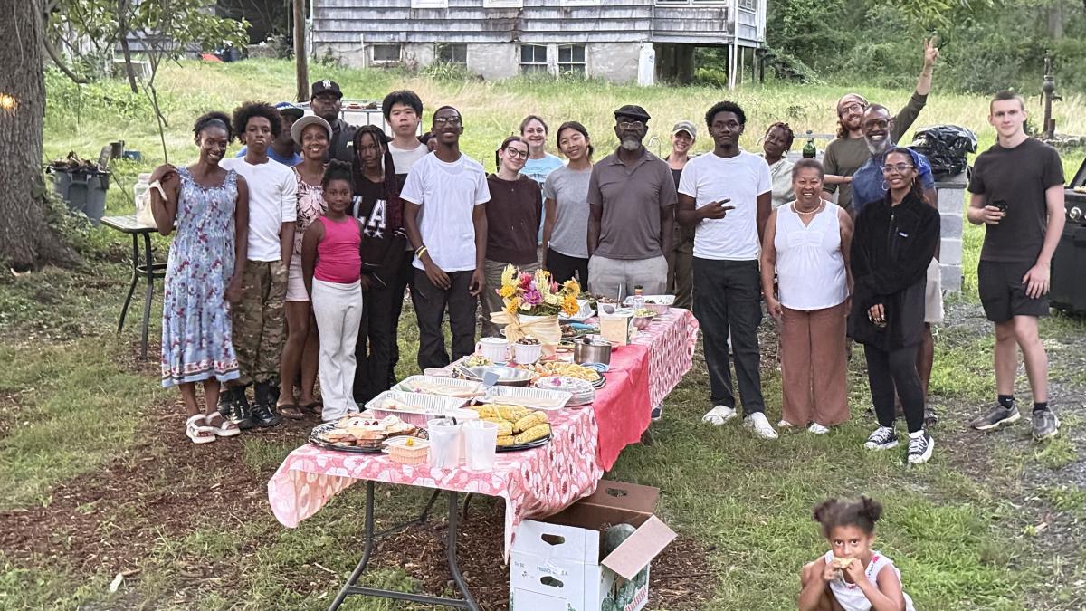 Día comunitario de la tierra en manos negras